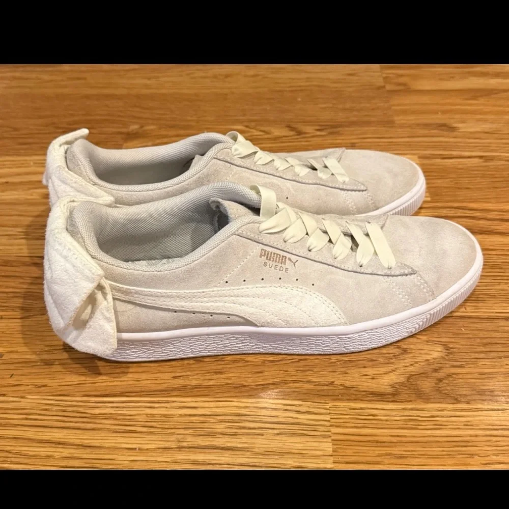 Puma Cream Suede Back Bow Metallic Sneakers Size 9